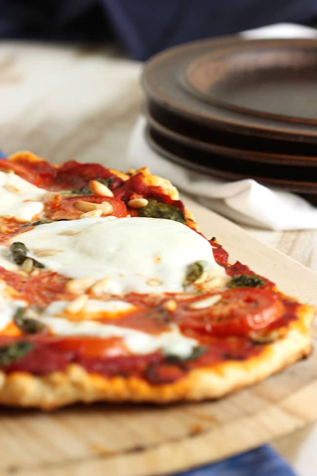 Grilled margherita Pizza | The Suburban Soapbox #grilledpizza