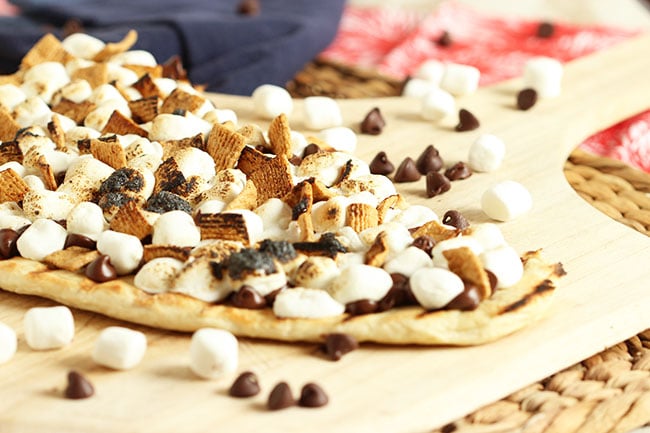 Grilled S'mores Pizza | The Suburban Soapbox #s'mores #pizza 