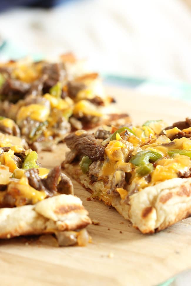 Grilled Philly Cheesesteak Pizza | The Suburban Soapbox #eatliquidgold #pizza
