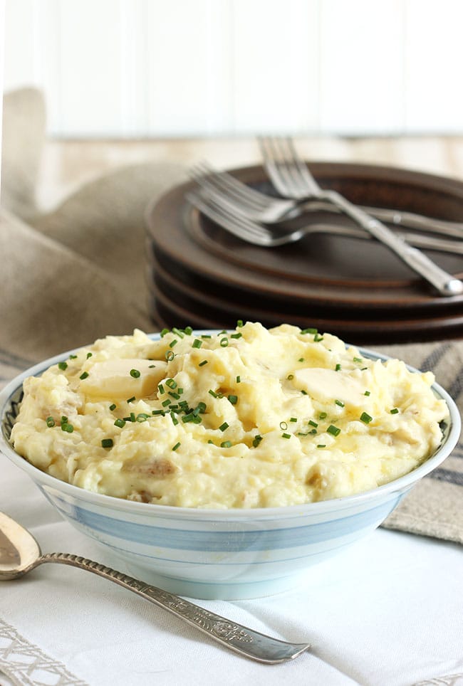 MASHED POTATOES IN A BLUE AND WHITE BOWL ON A WHITE BACKGROUND.