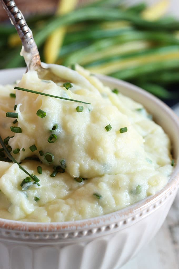 Sour Cream and Chive Mashed Potatoes | TheSuburbanSoapbox.com