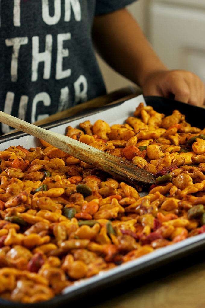 Fast and easy, Goldfish Pizza Snack Mix recipe is perfect for back to school! From TheSuburbanSoapbox.com #MixMatchMunch