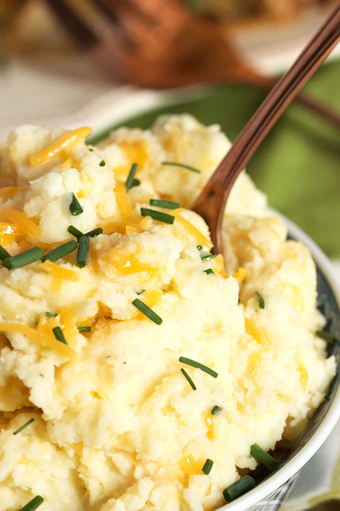 Homestyle Cheddar Chive Mashed Potatoes ready in 5 minutes, the perfect weekday side dish. TheSuburbanSoapbox.com #SignatureRussets