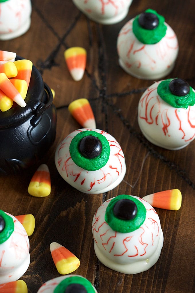 This easy No Bake Oreo Truffle Eyeballs recipe is so much for to make for Halloween. ThesuburbanSoapbox.com