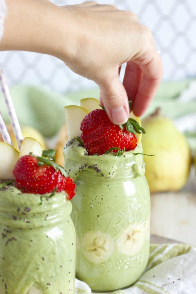 Pear Ginger Green Smoothie | TheSuburbanSoapbox.com