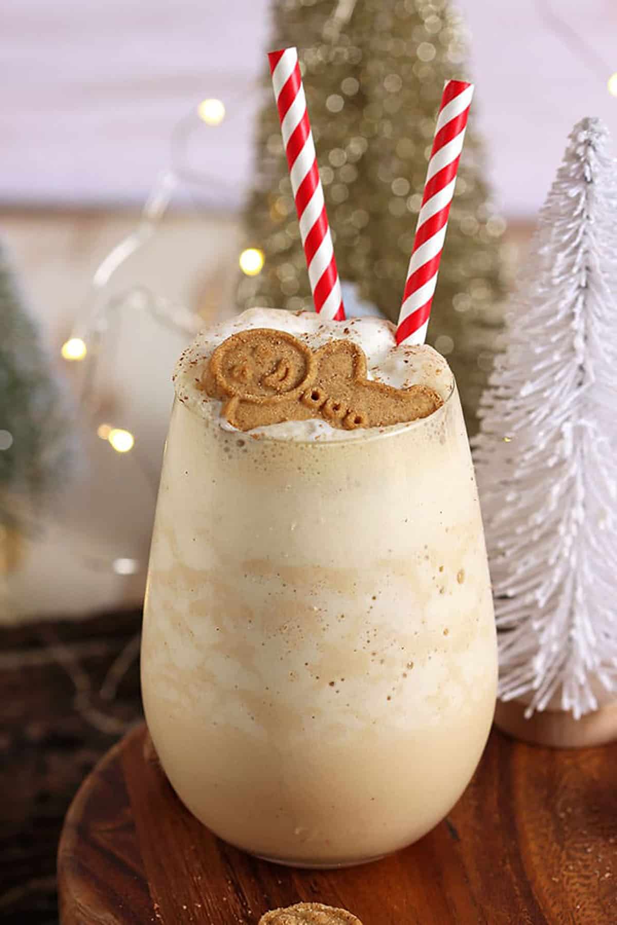 Gingerbread smoothie with a gingerbread man cookie on top.