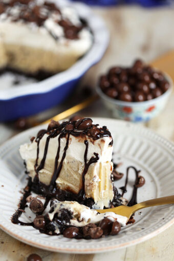 Frozen Mudslide Ice Cream Pie - The Suburban Soapbox