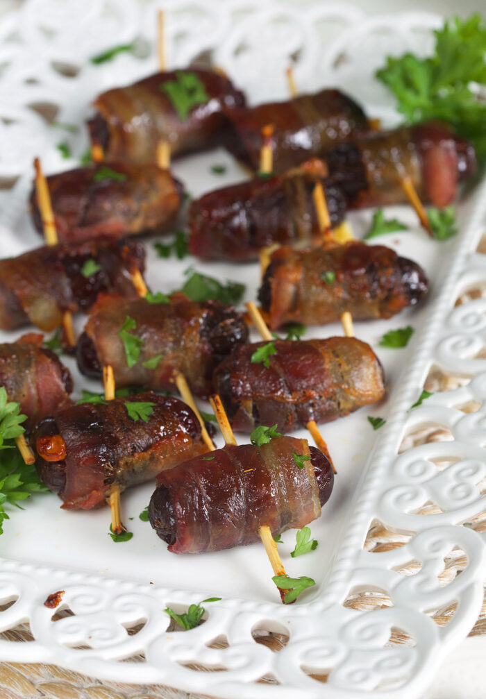 Cooked dates are sprinkled with fresh parsley. 