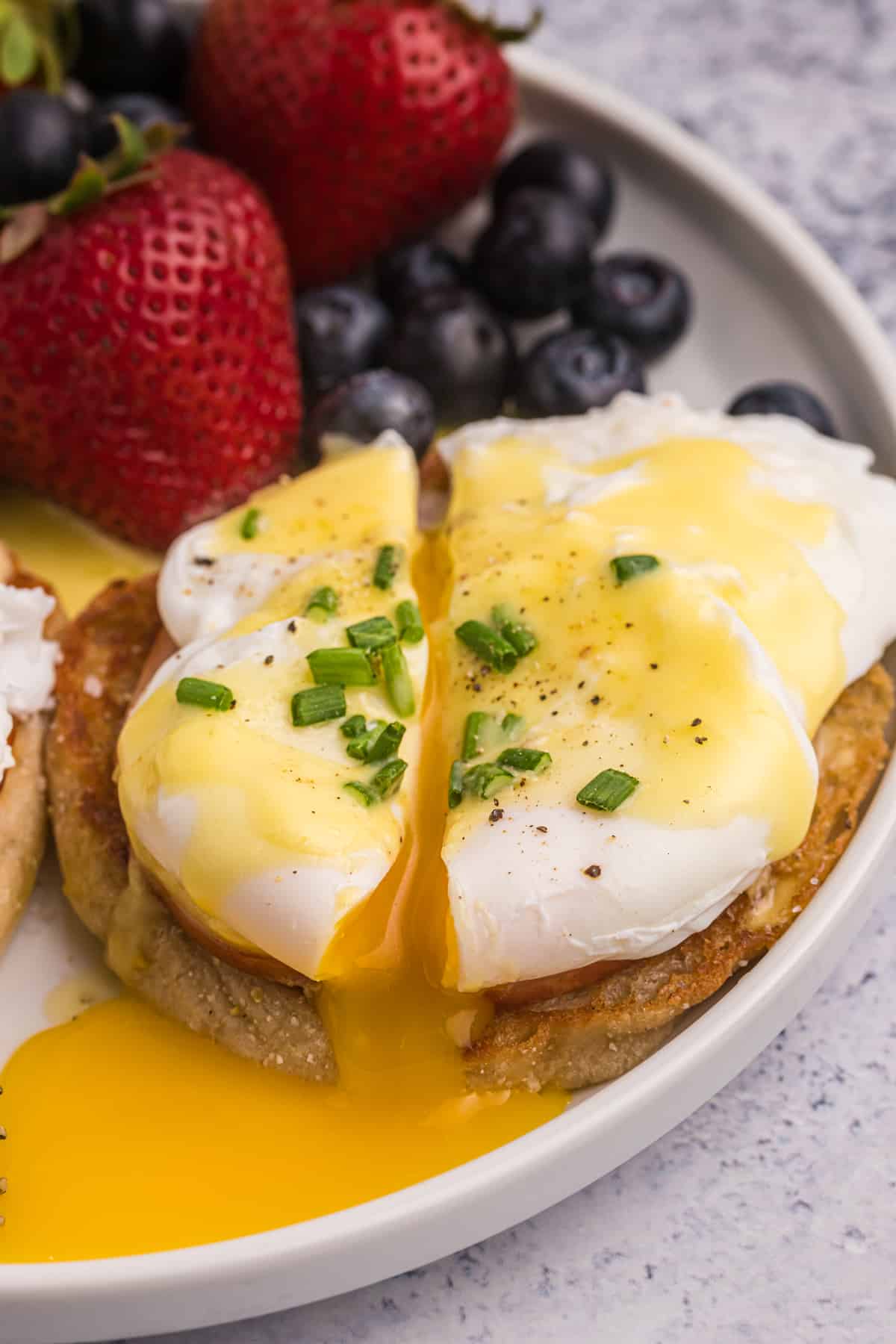 Easy Eggs Benedict - The Suburban Soapbox