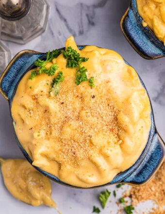 A blue dish is filled with cooked mac and cheese.