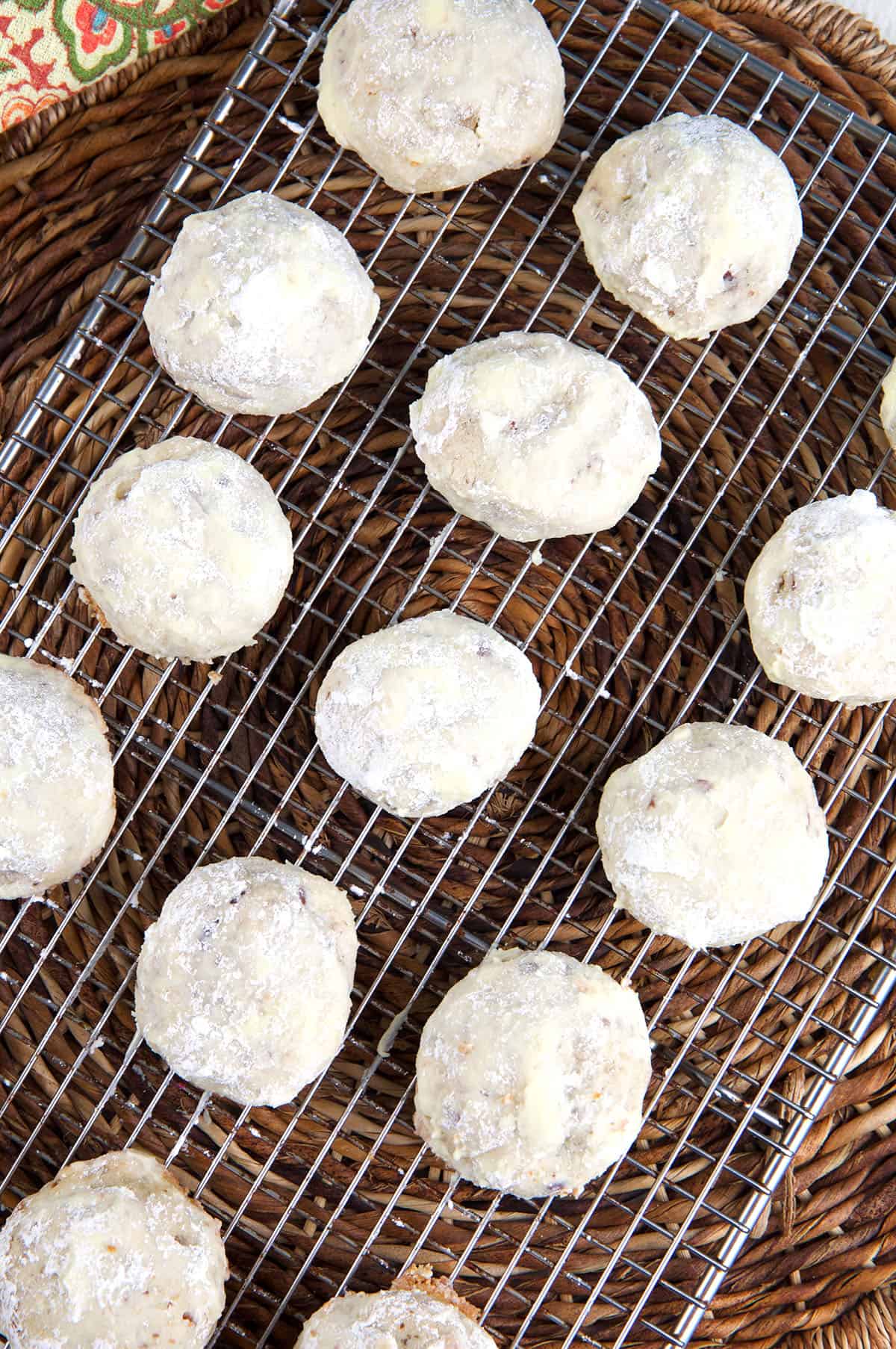 A batch of cookies are placed on a wire cooling rack.