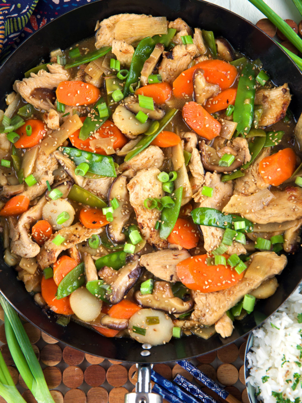 Moo goo gai pan is presented in a black skillet.