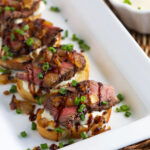 Several pieces of crostini are lined up.