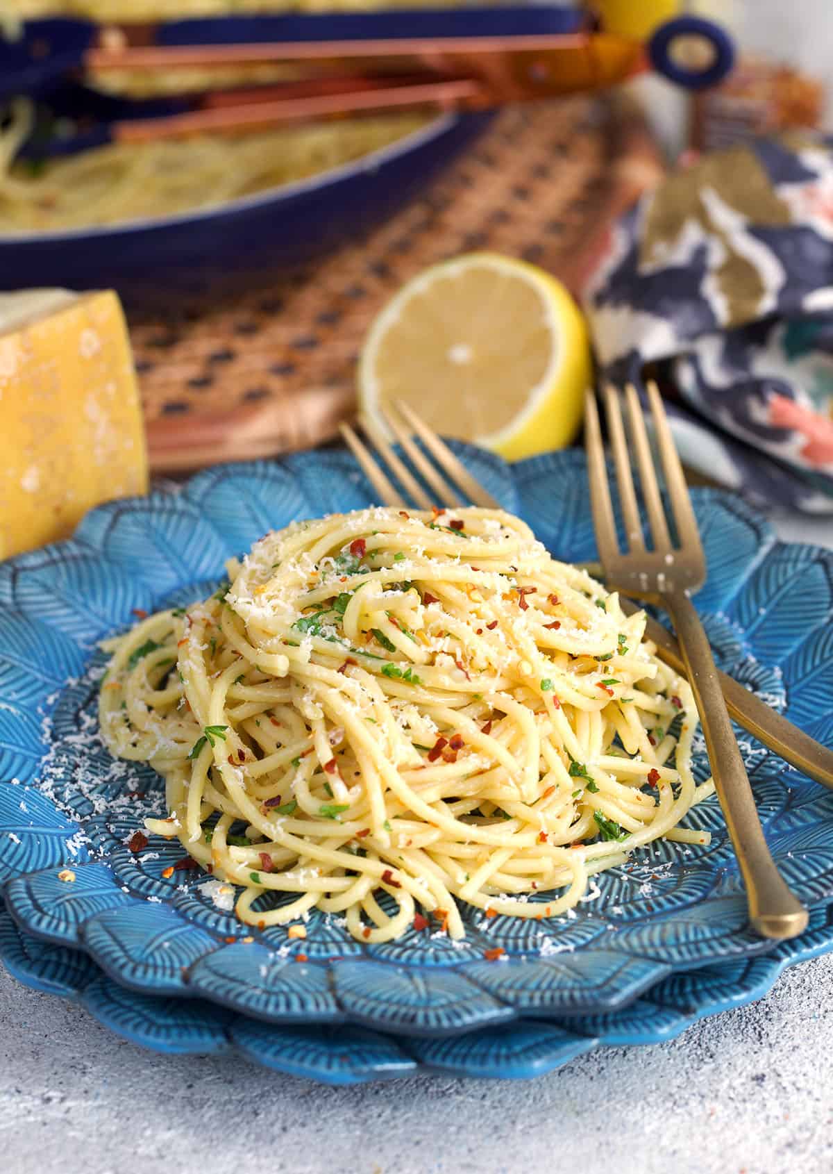 spaghetti aglio e olio on a blue plate